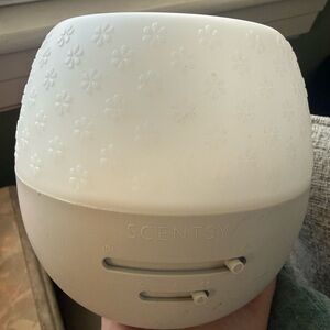 Scentsy Cream Floral Wax Warmer